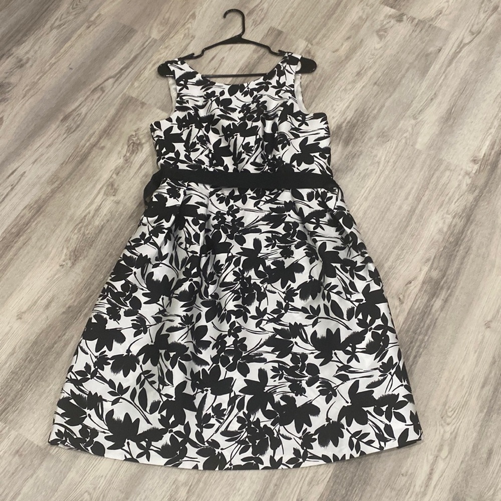 Belted black and white flora dress